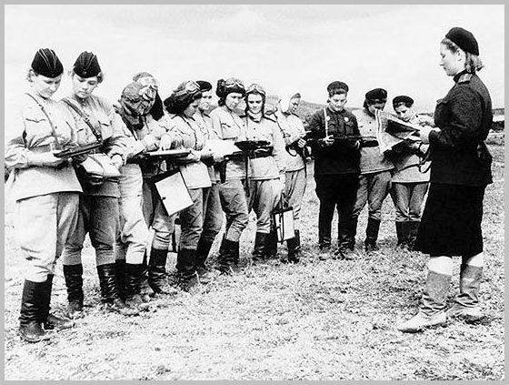 russia-soviet-union-great-patriotic-war-second-world-war-ww2-eastern-ostfront-russian-front-images-pictures-photos-russian-women-fighter-pilots.jpg