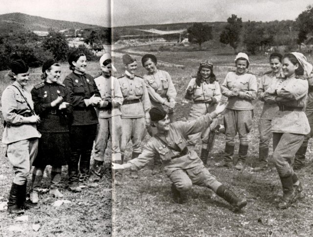 Un peu de détente au 46ème Régiment entre deux missions de bombardement, en 1943.jpg