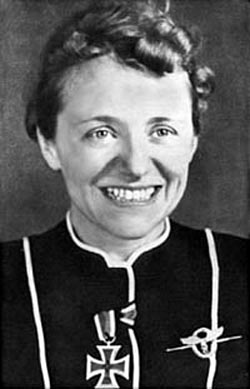 Hanna Reitsch vêtue de son fer et de la Croix Luftwaffe diamant fermoir.jpg
