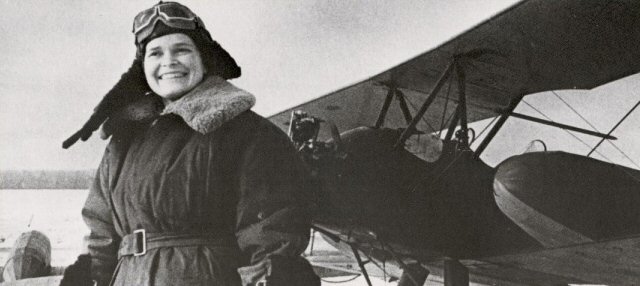 Katia Krasnokutskaia près de son avion-ambulance, un Po-2 équipé de nacelles,.jpg