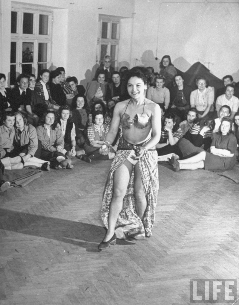 'elle dance le Hootchie-Kootchie Source  LIFE.jpg