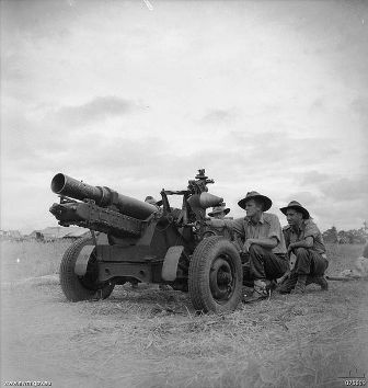 25 Pounder court en Nouvelle Guinée en 1944..jpg