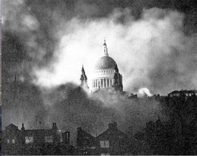 Londres-1941-cathédrale-Saint-Paul-sous-e-Blitz.gif