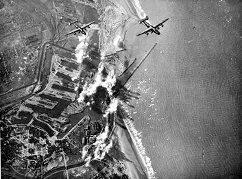 bombardement allié sur le port.jpg