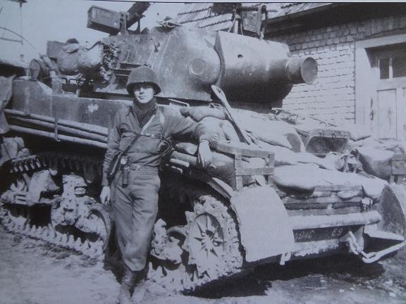 William Breer et un char léger de la 14e DBUS.JPG
