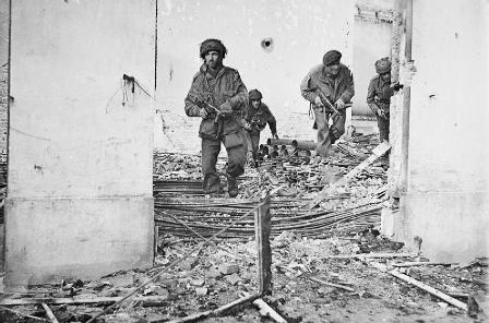 paras britannique à Oosterbeek avec sten MKV.jpg