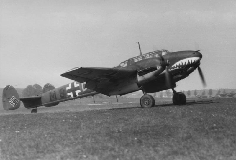 Bundesarchiv_Bild_101I-382-0211-011,_Flugzeug_Messerschmitt_Me_110.jpg