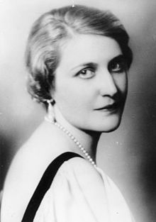 220px-Bundesarchiv_Bild_183-R22014,_Magda_Goebbels.jpg