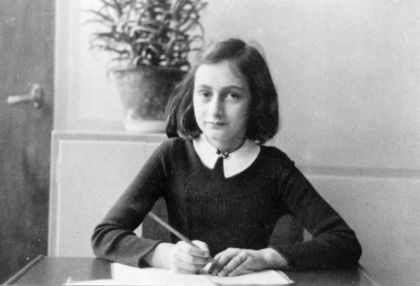 Anne_Frank_am_Schreibtisch_800x600_420_286.jpg