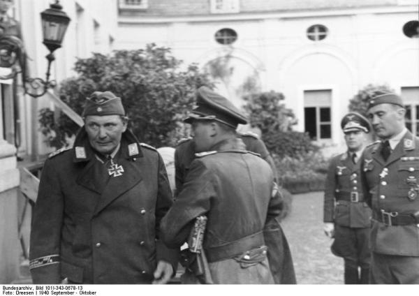 Bundesarchiv_Bild_101I-343-0678-13,_Westfront,_Hermann_Göring_mit_Luftwaffen-Offizieren.jpg