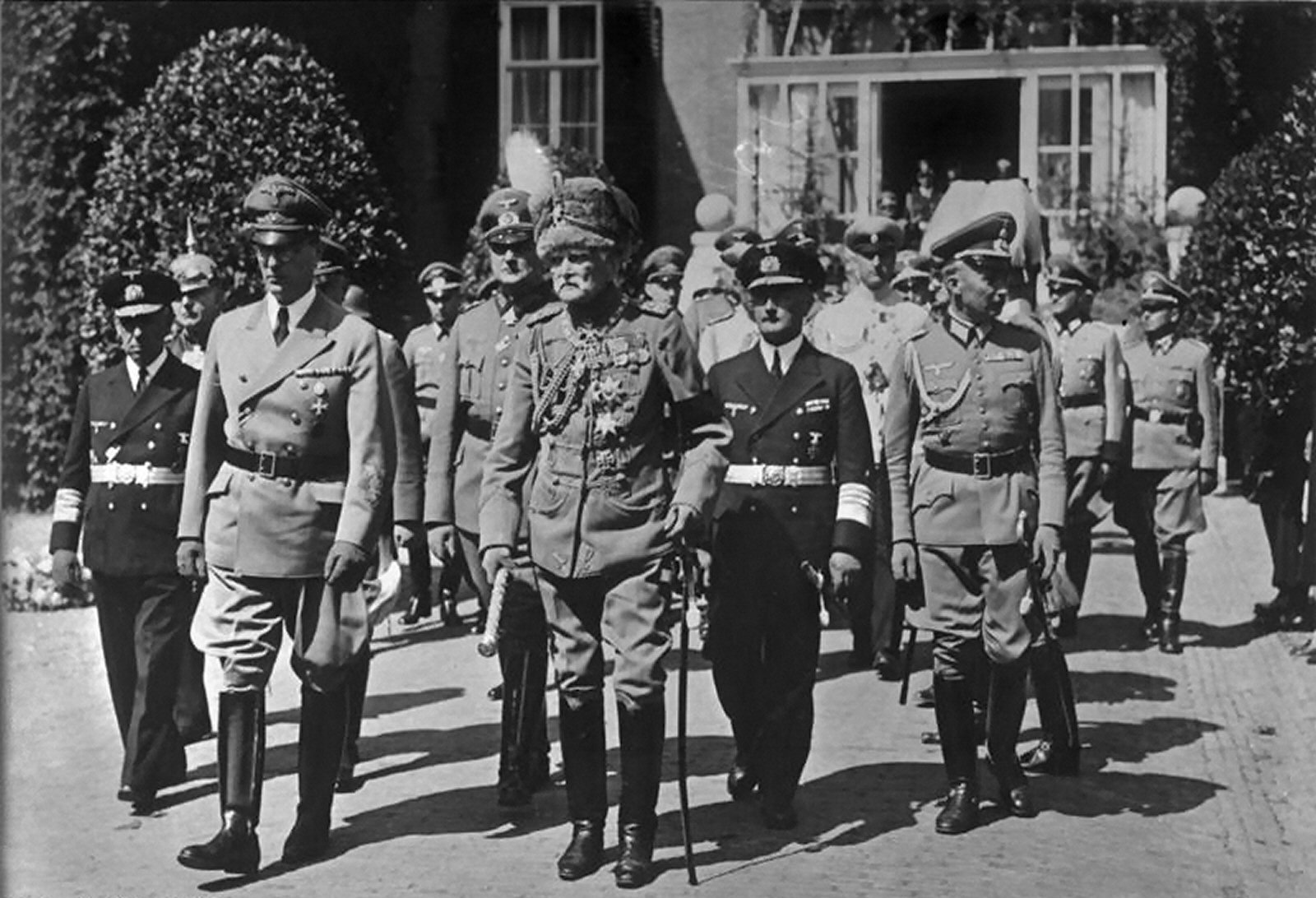 Bundesarchiv_Bild_183-L19106,_Doorn,_Beisetzung_Kaiser_Wilhelm_II..jpg