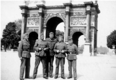 frankreich_deutsche_soldaten_arcdetriomphe1940.jpg