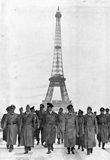 Bundesarchiv_Bild_183-H28708,_Paris,_Eiffelturm,_Besuch_Adolf_Hitler.jpg