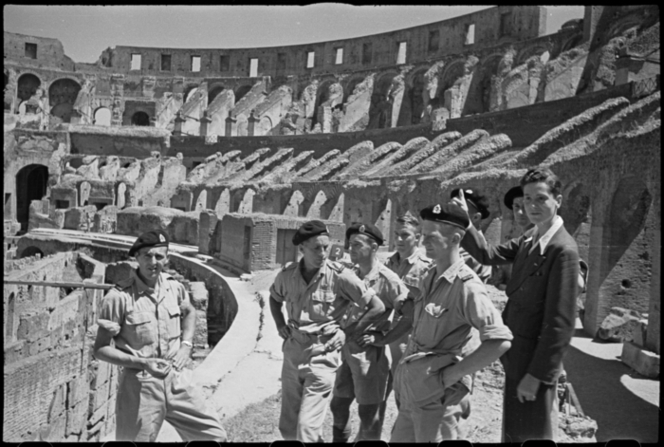 soldats  Neo Zelandais. visitent Colysée Rome 03.07.44.jpg