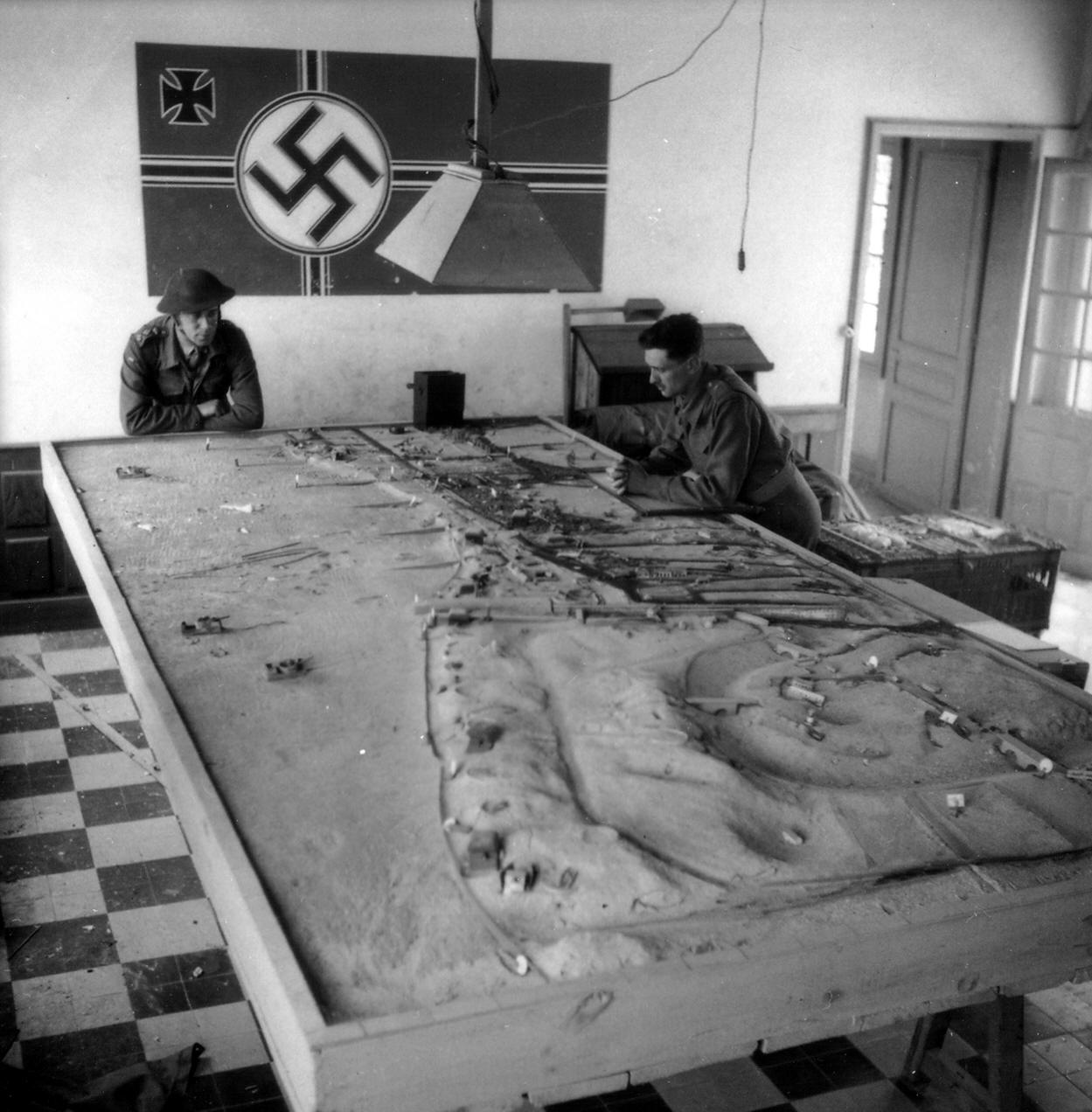 ill_pho_war_ww2_pic_1944_swastika_maquette.jpg
