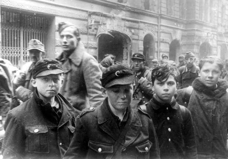 1945berlincapturedgermansoldie.jpg