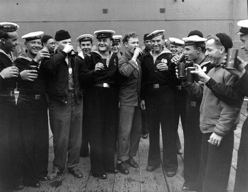 us_soviet_sailors_on_vj_day1.99h63pokx80so0w08ggg0s8o4.ejcuplo1l0oo0sk8c40s8osc4.th.jpeg