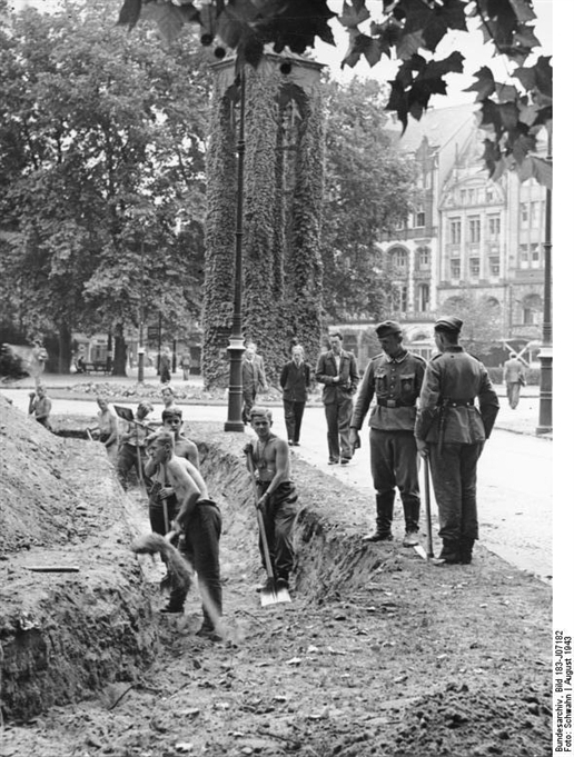 Berlin_1943_D¨nhoffplatz_construction abri antiaérien_3.jpg