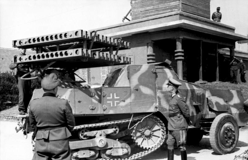 Bundesarchiv_Bild_101I-300-1863-30,_Riva-Bella,_Waffenvorführung_Panzerwerfer.jpg