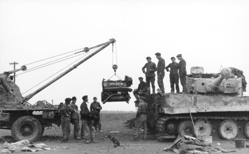 Bundesarchiv_Bild_101I-024-3536-28,_Kreta,_Panzer_VI_(Tiger_I),_Reparatur.jpg
