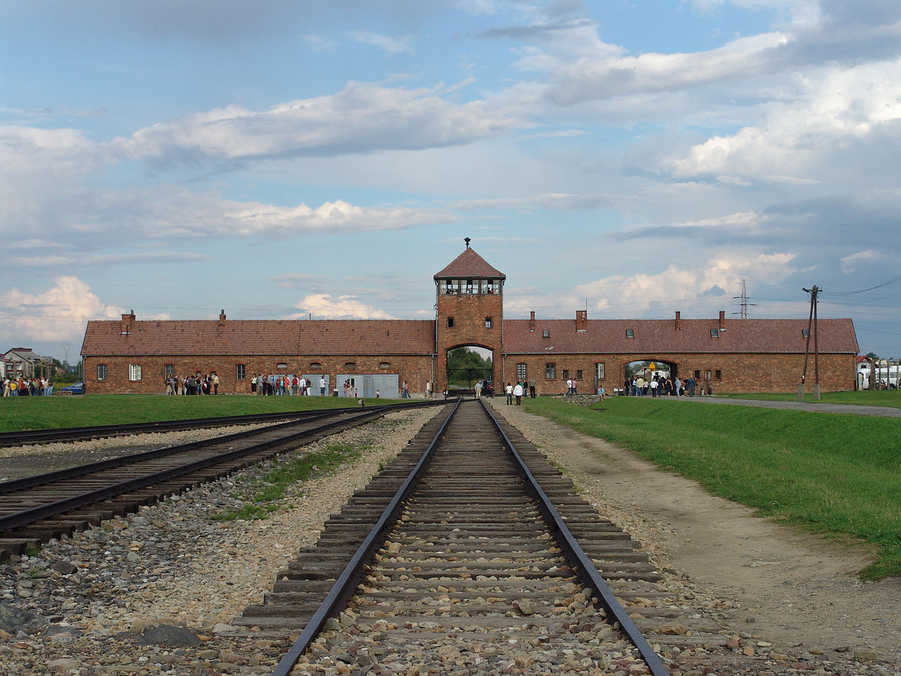 1280px-Birkenau_gate.JPG