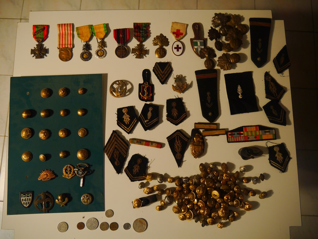 insignes+boutons.JPG