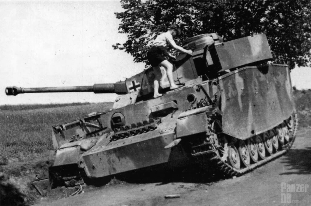 anzerkampfwagen IV (7,5 cm Kw.K. L48) mit Schürzen Drahtgeflecht (Sd.Kfz. 1612) Ausf. J (Nr. 432)_tschéquo_mai45_.jpg
