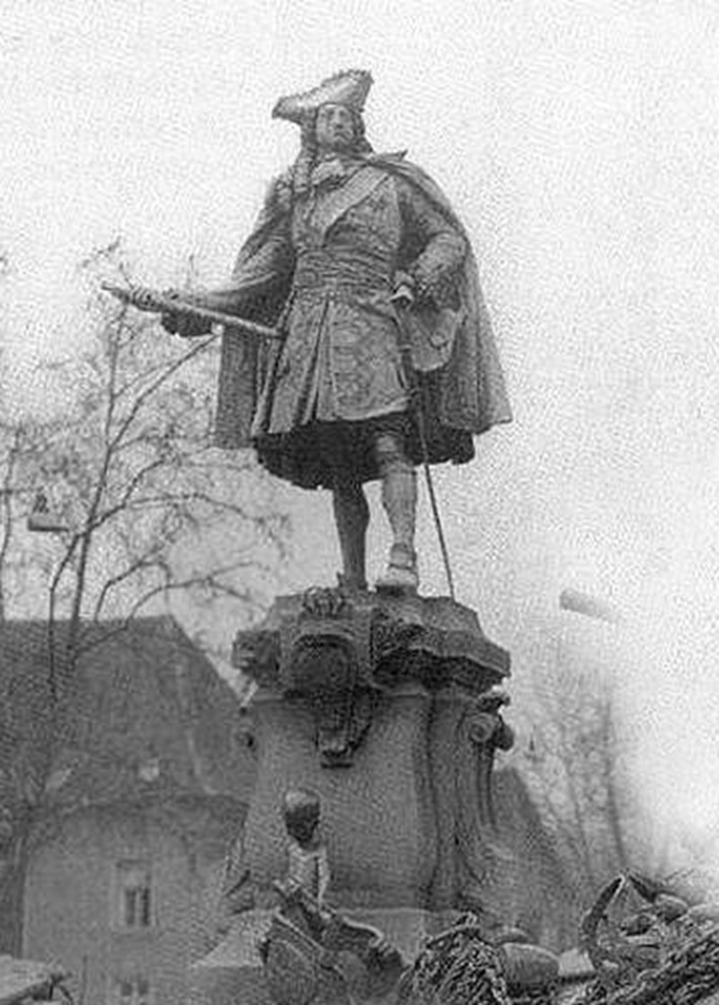 statue ville.jpg