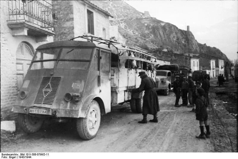 1_Italien,_Tiertransport_mit_LKW_in_Ortschaft.jpg