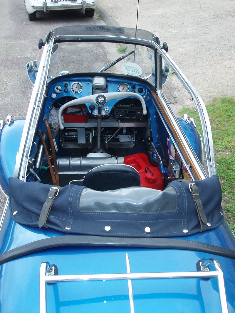 800px-Messerschmitt_Kabinenroller_blue_inside.jpg