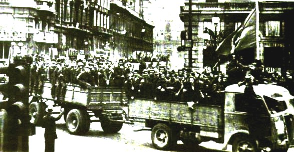 Partigiani_sfilano_su_automezzi_a_Bologna.jpg