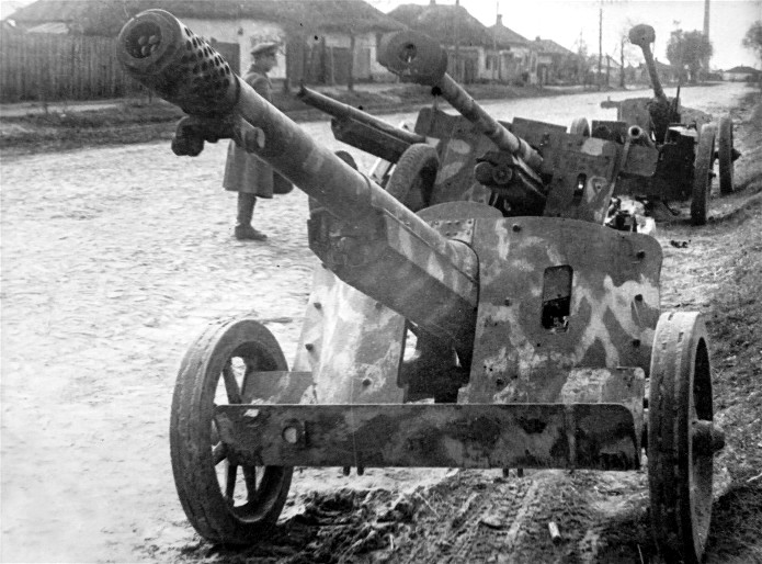 GERMAN Anti-tank gun Pak 97-38 75mm - tube canon français mod1897 de 75mm équipé d'un frein de bouche suisse Solothu.jpg