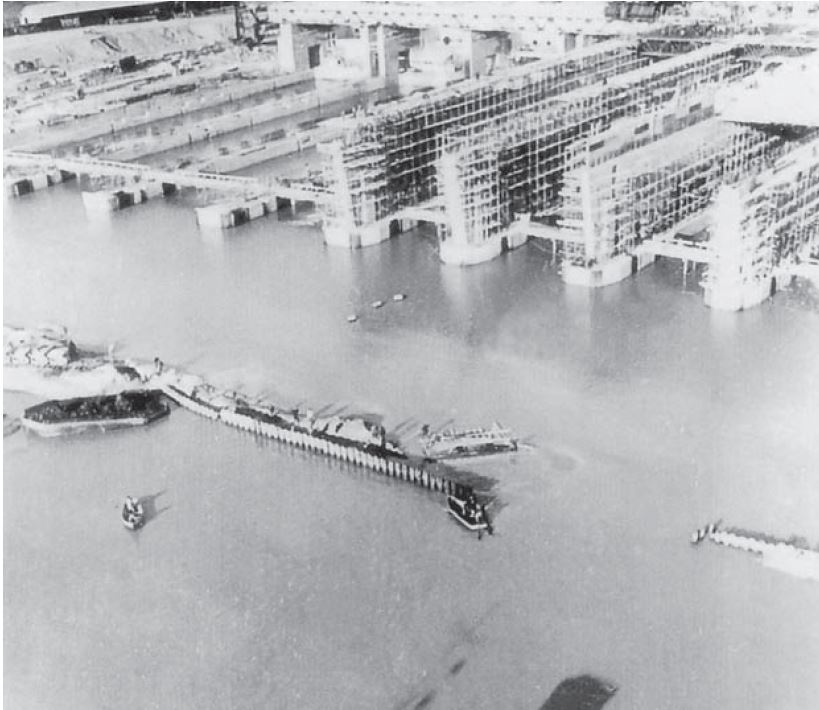Base sous marin de Bordeaux en construction.JPG