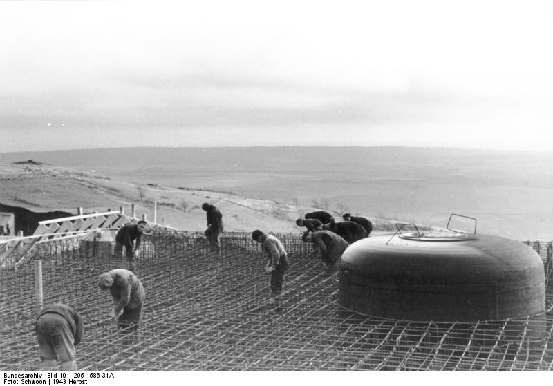Bundesarchiv_Bild_101I-295-1586-31A,_Nordfrankreich,_Atlantikwall_im_Bau.jpg