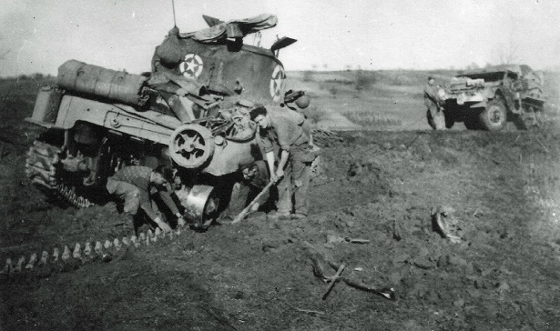 12 RCA - Un Sherman embourbé et qui a déchenillé. L'échelon de l'Escadron au travail....jpg