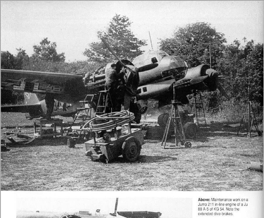 Maintenance sur Ju 88 A5 du KG54 - Moteur Jumo 211..JPG