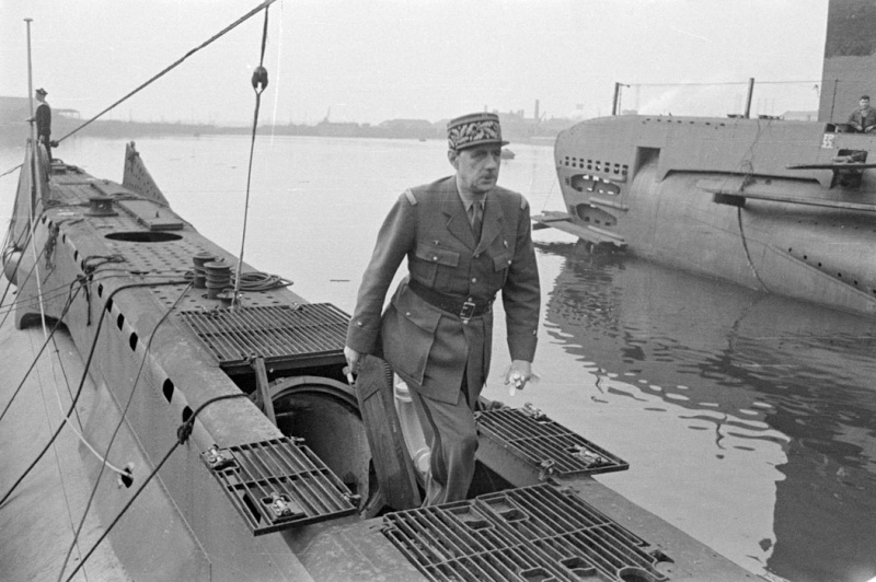 Inspection du SM Curie par le Général de Gaulle Aavril 1943.jpg