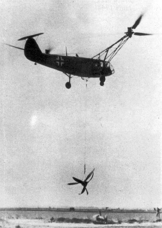 1 - Focke-Achgelis Fa 223 DM + SR, le 14 mai 1944, soulevant l'épave d'un DO-217..jpg