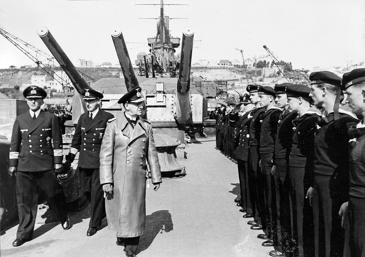 AMIRAL RAEDER sur le GNEISENAU en 1941.png