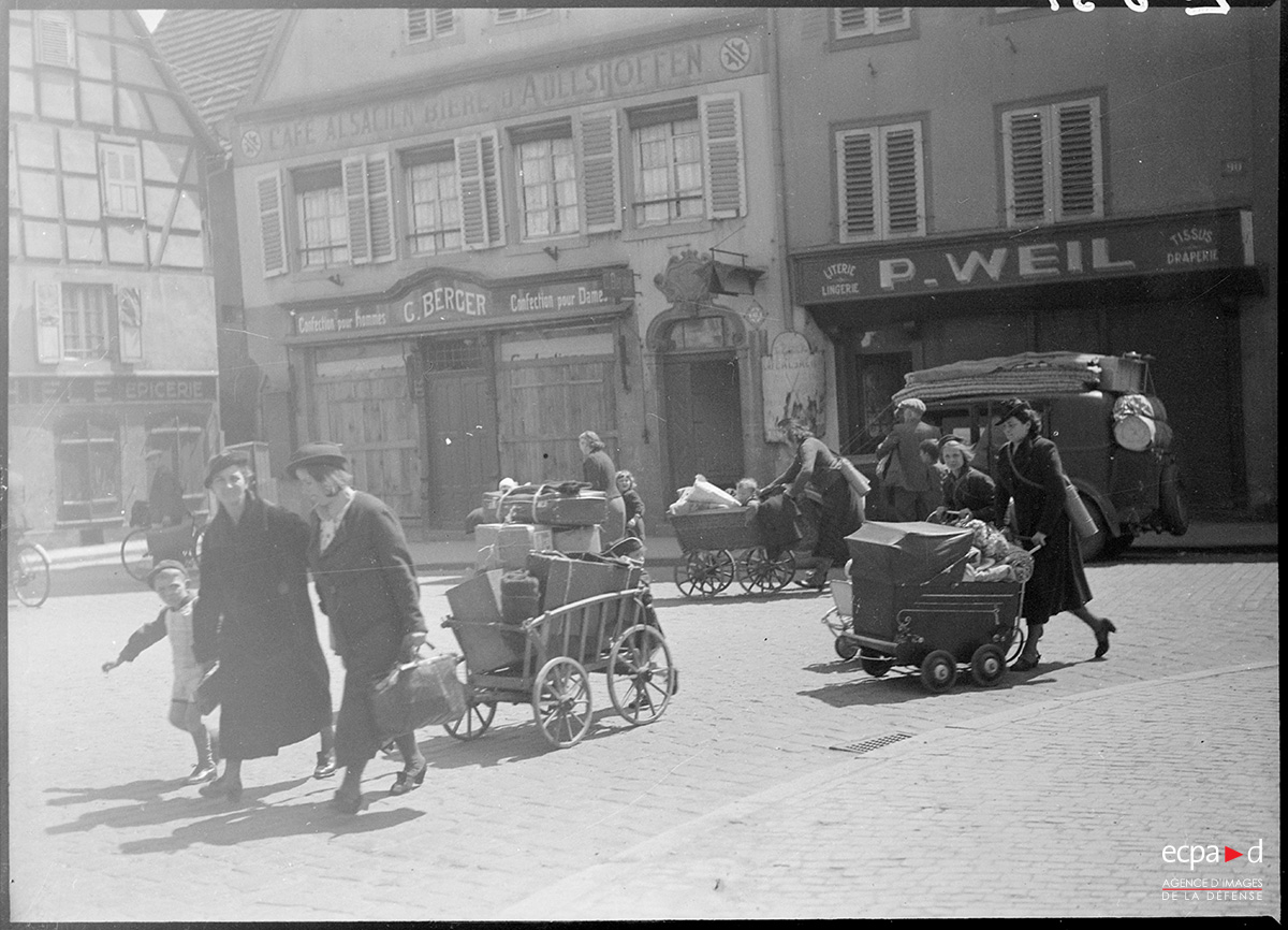 « Groupe de réfugiés traversant le village de Haguenau (Bas-Rhin) » .jpg