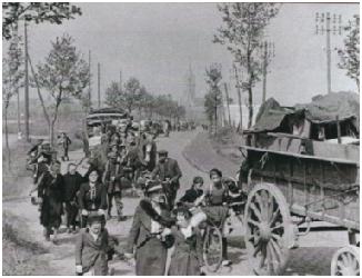 Convoi de réfugiés sur une route, mai 1940.jpg