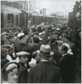 Population civile embarquant à bord d’un train en gare de Thionville, mai 1940.jpg