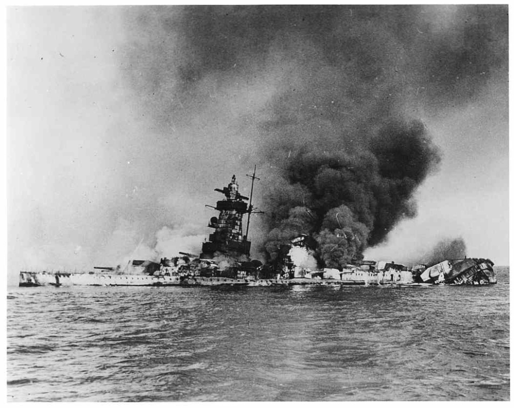 ADMIRAL GRAF SPEE 1939 12 17 brule.jpg