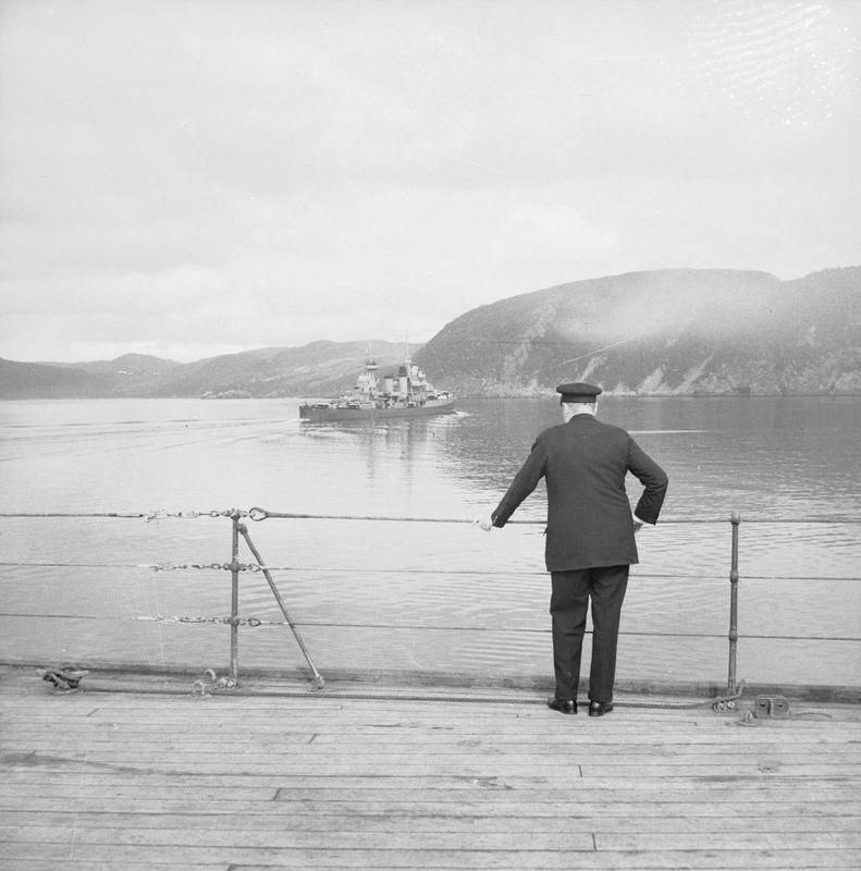 Winston Churchill regarde le croiseur lourd US Ausguta à bord duquel se trouve le Président américain.jpg