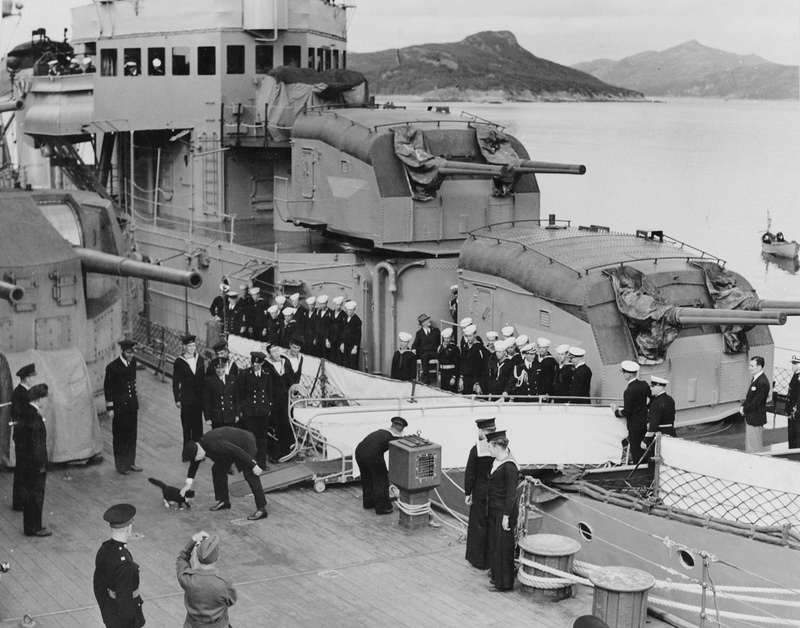Le Président Roosevelt embarque sur le destroyer US Mac Dougal qui fait la liaison entre le croiseur et le cuirassé.jpg