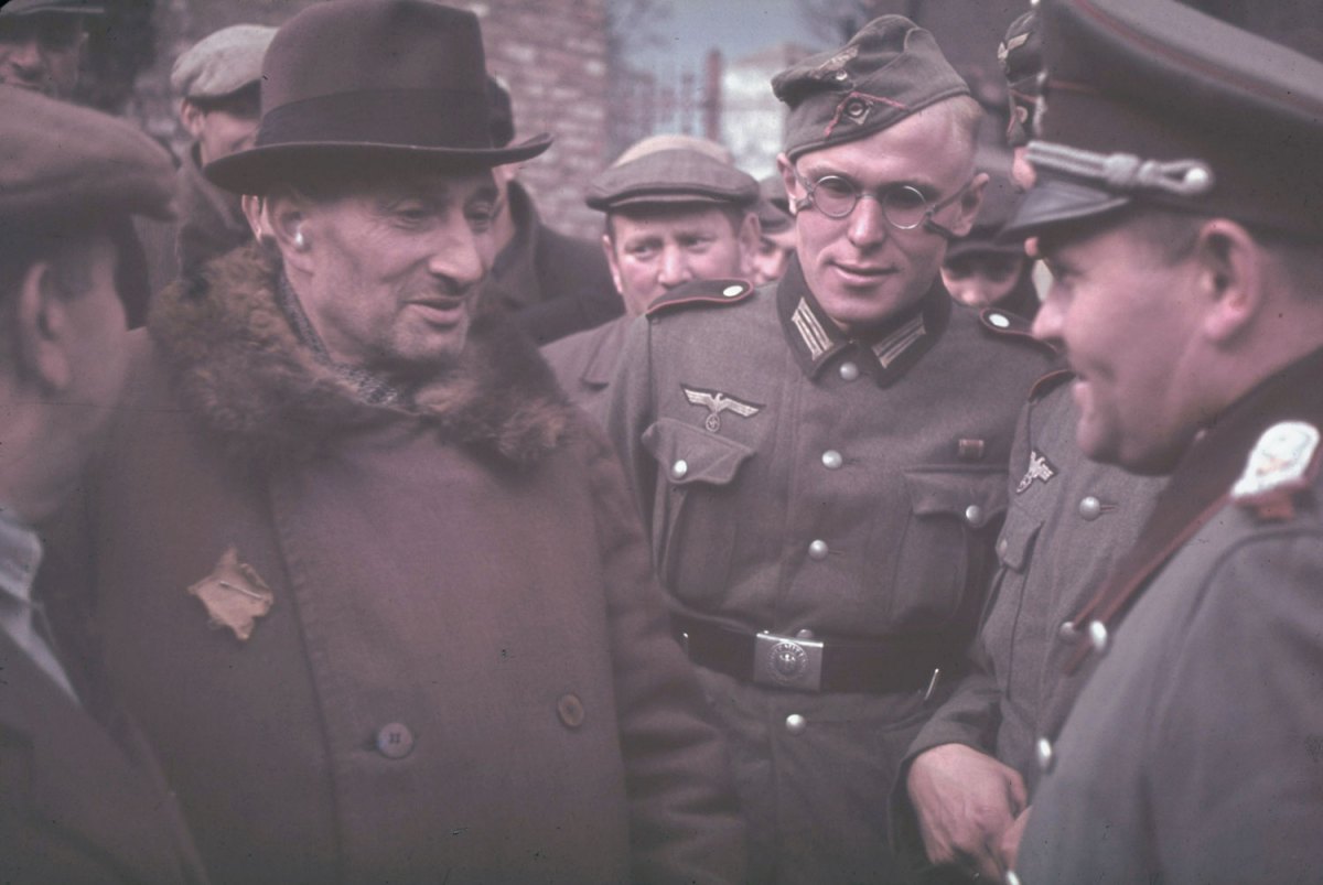 photos inédites prises en 1939-1940 par le photographe personnel d’Hitler, Hugo Jaeger, dans des ghettos de Pologne après l’invasion allemande..jpg