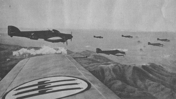 Bombardiers italiens survolant la Grèce. On remarque les nuages fait par les explosions de la DCA grecque dans le fond de l'image.gif