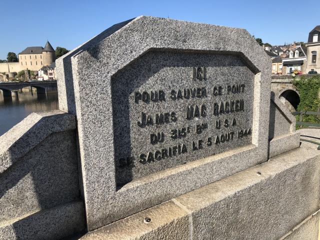 mayenne-commemore-l-acte-de-bravoure-du-soldat-mac-racken_2.jpg