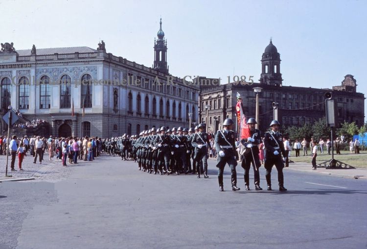4 - Dresden - 1985 - Défilé XI Congrés PSU.jpg
