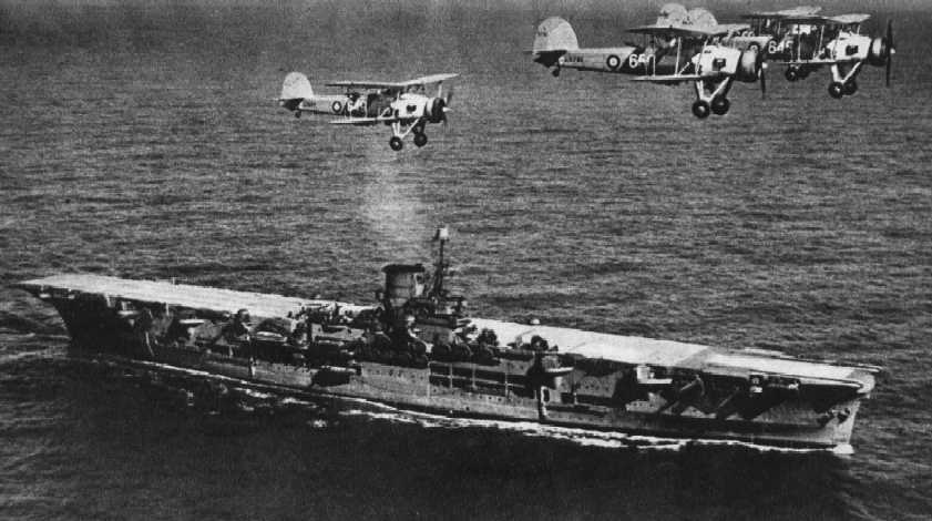 8 ARK ROYAL 1939 survolé par ses swordfish.jpg